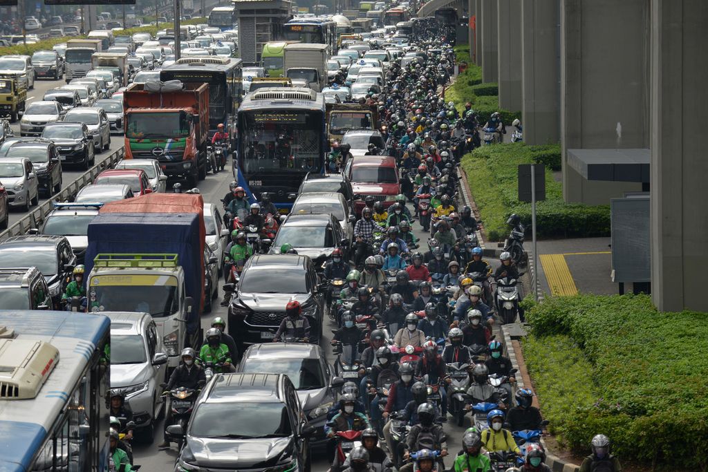Penumpukan kendaraan akibat kemacetan di Jalan Gatot Subroto, Jakarta, Selasa (28/2/2023). 