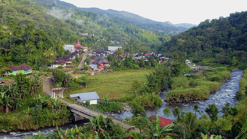 Suasana Desa Rantau Kermas, Kecamatan Jangkat, Kabupaten Merangin, Jambi, dengan latar hutan adat. Masyarakat desa itu menerima Kalpataru tahun 2019 sebagai penghargaan tertinggi di bidang penyelamatan lingkungan.