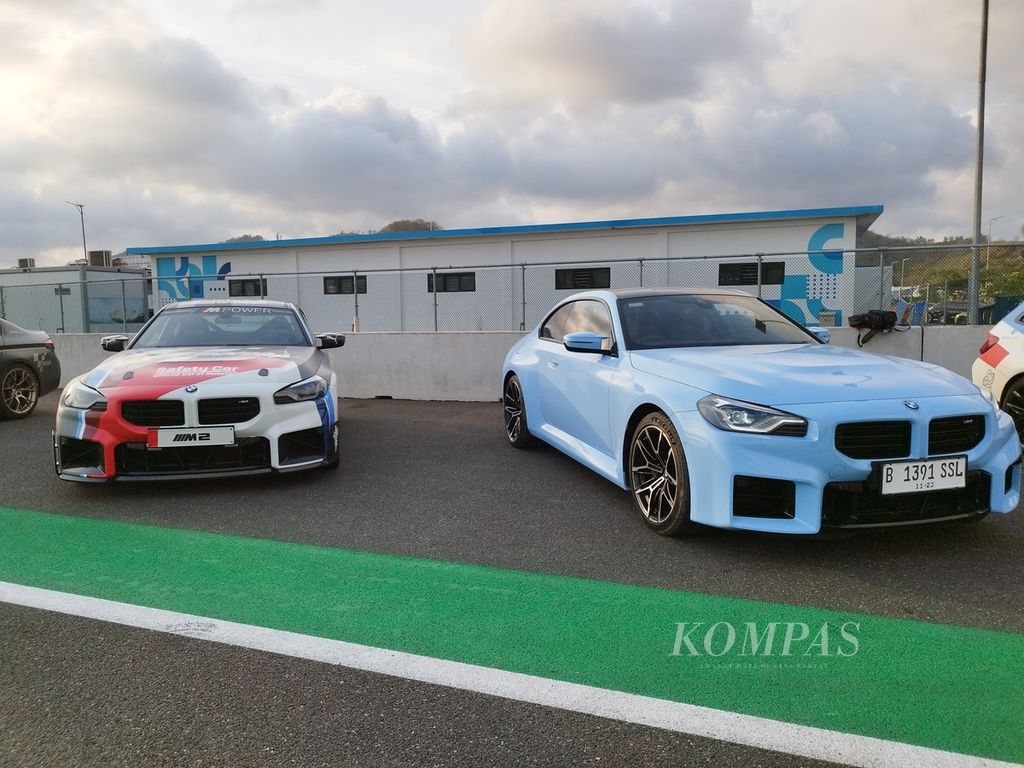 BMW M2 Coupe 2023 (kanan) dan mobil sejenis yang dipakai untuk Safety Car MotoGP 2023 saat difoto di Sirkuit Internasional Pertamina Mandalika, Nusa Tenggara Barat, Minggu (15/10/2023).
