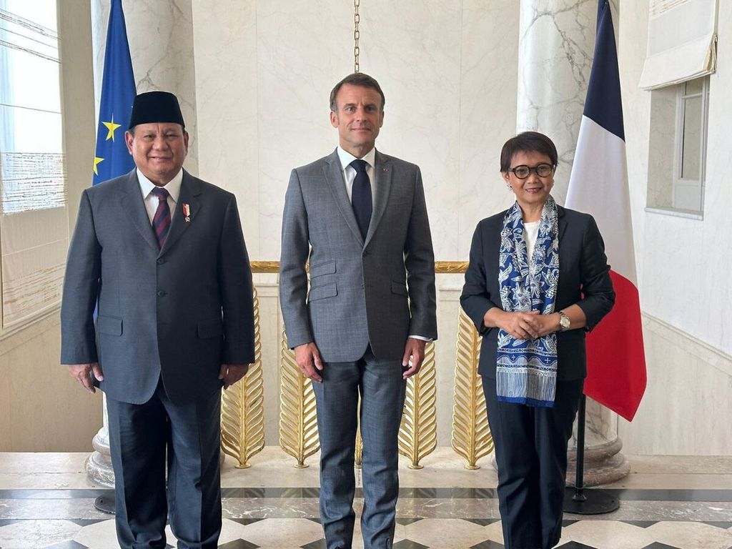 Menteri Pertahanan Prabowo Subianto kembali bertemu dengan Presiden Perancis Emmanuel Macron di Istana Elysee, Jumat (21/7/2023). Kali ini, Prabowo didampingi oleh Menteri Luar Negeri Retno LP Marsudi.