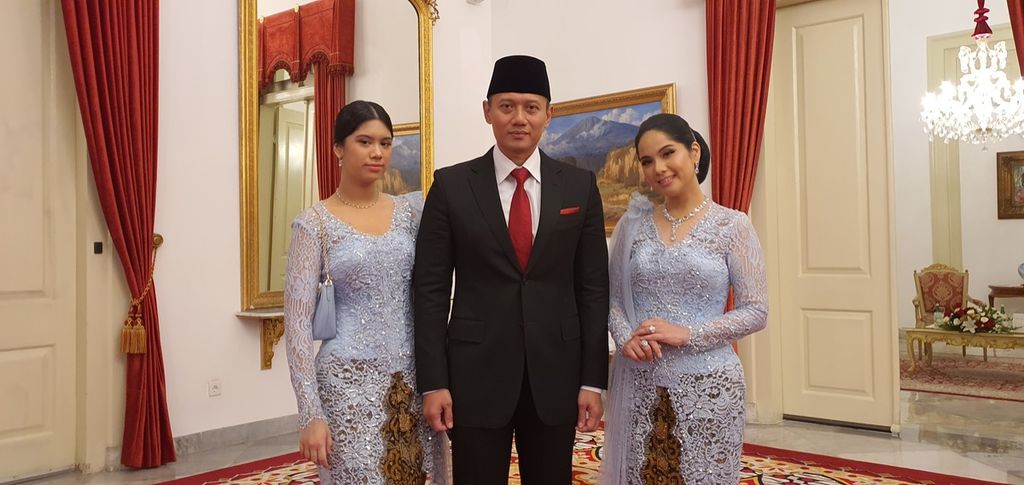 Agus Harimurti Yudhoyono (AHY) berfoto bersama istrinya Annisa Pohan (kanan) dan putri mereka Almira Tunggadewi (kiri) di Istana Negara, Jakarta, sebelum Presiden Joko Widodo melantik AHY sebagai Menteri Agraria dan Tata Ruang/Kepala Badan Pertanahan Nasional, Rabu (21/2/2024).
