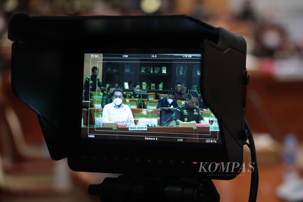 Layar monitor merekam Jaksa Agung Sanitiar Burhanuddin saat mengikuti rapat kerja dengan Komisi III DPR di Kompleks Parlemen, Senayan, Jakarta, Rabu (23/11/2022).