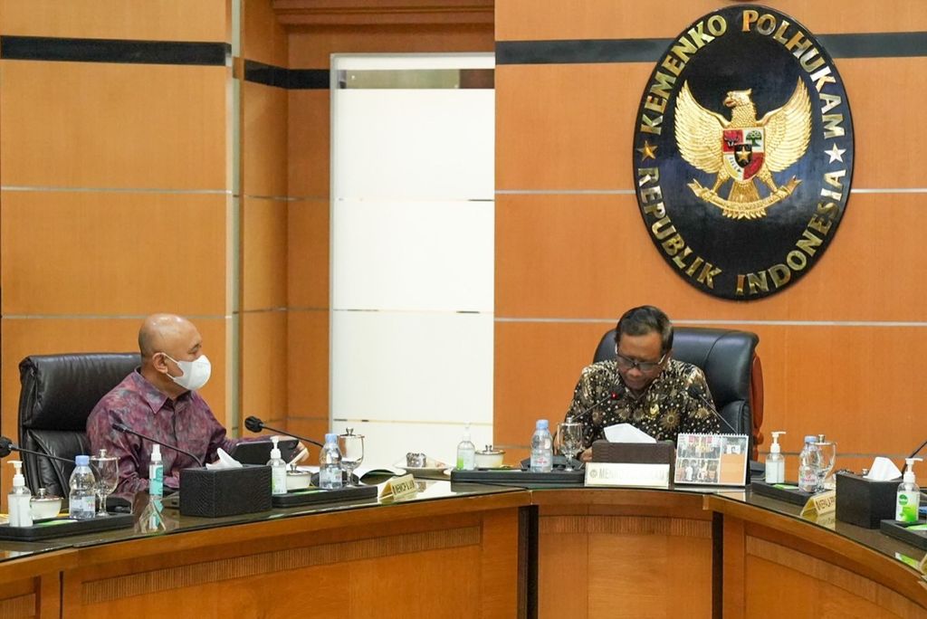 Menteri Koperasi dan UKM Teten Masduki (kiri) bertemu Menteri Koordinator Bidang Politik, Hukum, dan Keamanan Mahfud MD (kanan) bertemu untuk kedua kalinya di Kementerian Koordinator Bidang Polhukam di Jakarta, Rabu (8/6/2022), untuk membahas penyelesaian koperasi bermasalah. 