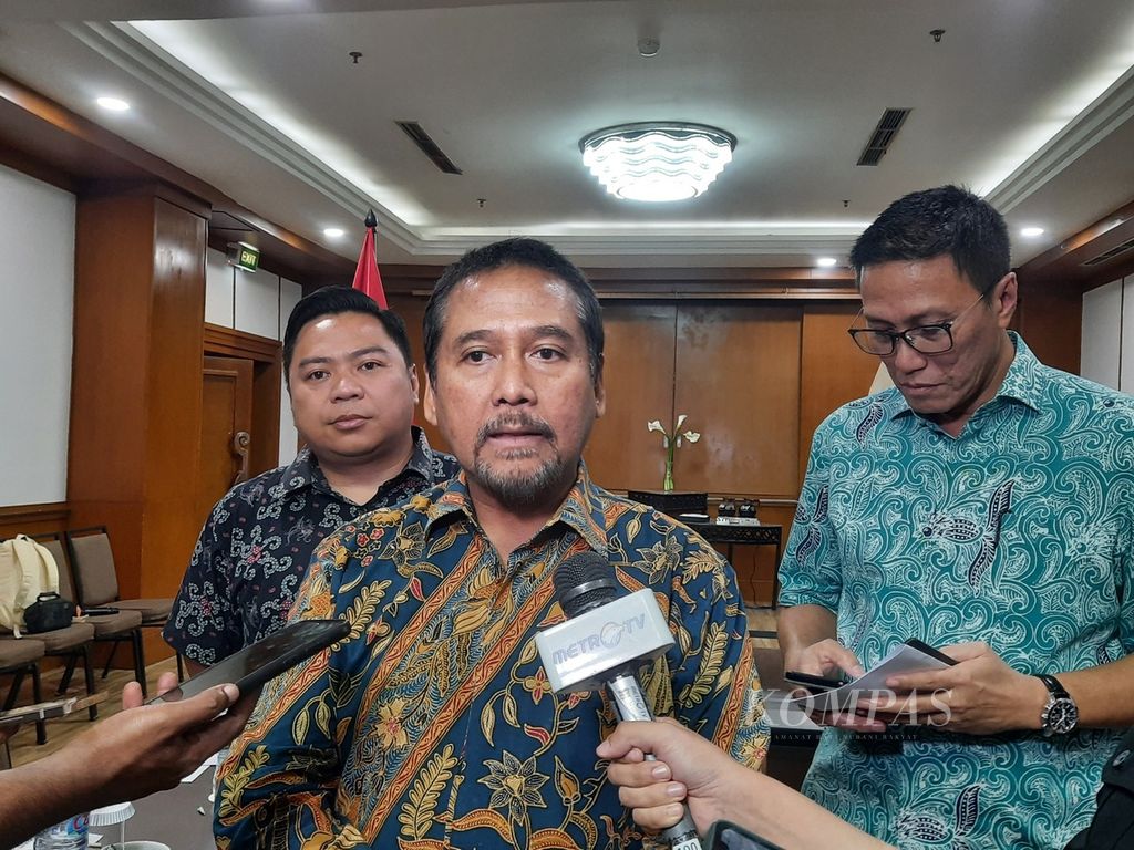 Ketua Perhimpunan Hotel dan Restoran Indonesia (PHRI) Hariyadi Sukamdani menjawab pertanyaan wartawan seusai konferensi pers di Jakarta, Senin (12/8/2024). 