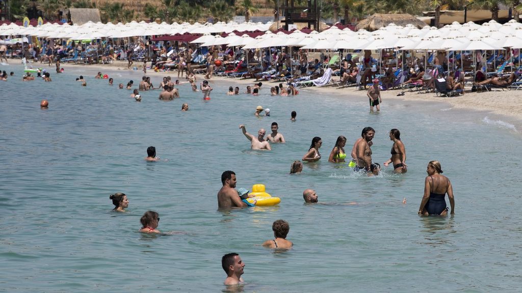 Warga berenang di pantai kawasan Alimos, Athena selatan, Yunani, Senin (2/8/2021) waktu setempat, saat terjadi gelombang panas. Gelombang panas diperkirakan berkisar antara 42 dan 46 derajat celsius.