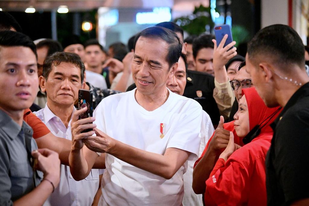 Presiden Joko Widodo melayani swafoto dengan warga saat menyambangi pusat perbelanjaan di sela kunjungan kerjanya di Kota Pontianak, Kalimantan Barat, Rabu (20/3/2024).