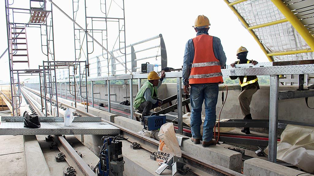 Sejumlah pekerja tengah membangun lintasan kereta ringan (Light Rail Transit/LRT) di Stasiun LRT Jakabaring, Kamis (8/2). Pengerjaan konstruksi LRT mencapai 85,891 persen lebih lambat dibanding rencana awal yakni 87,851 persen. Pemerintah Provinsi Sumatera Selatan bersama pihak terkait berupaya melakukan percepatan pembangunan agar LRT bisa dioperasikan tepat waktu.<br /> Kompas/Rhama Purna Jati (RAM)<br /> 08-02-2018
