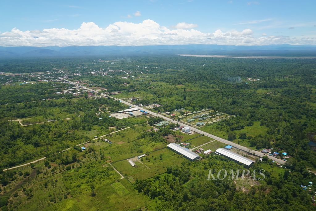 Lanskap Kota Timika, Kabupaten Mimika, Papua, Rabu (16/3/2022). Pada 2017, tak kurang dari 87 persen dari produk domestik regional bruto (PDRB) kabupaten itu disumbang oleh sektor pertambangan.