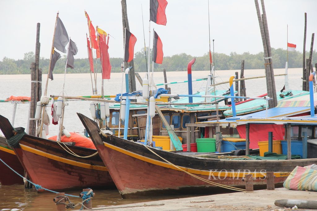 Sejumlah kapal bersandar di dermaga Sungai Sungsang, kawasan Sungsang, Kecamatan Banyuasin II, Kabupaten Banyuasin, Sumatera Selatan, Minggu (23/1/2022). Kawasan Sungsang yang terdiri dari lima desa merupakan kawasan desa nelayan yang terletak di muara Sungai Musi. 