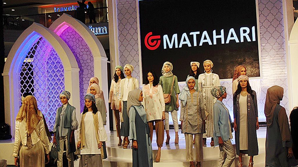 Sejumlah koleksi busana PT Matahari Departmen Store dipamerkan dalam Ramadhan Fashion Delight di 2017, di Jakarta, Sabtu (20/5).
