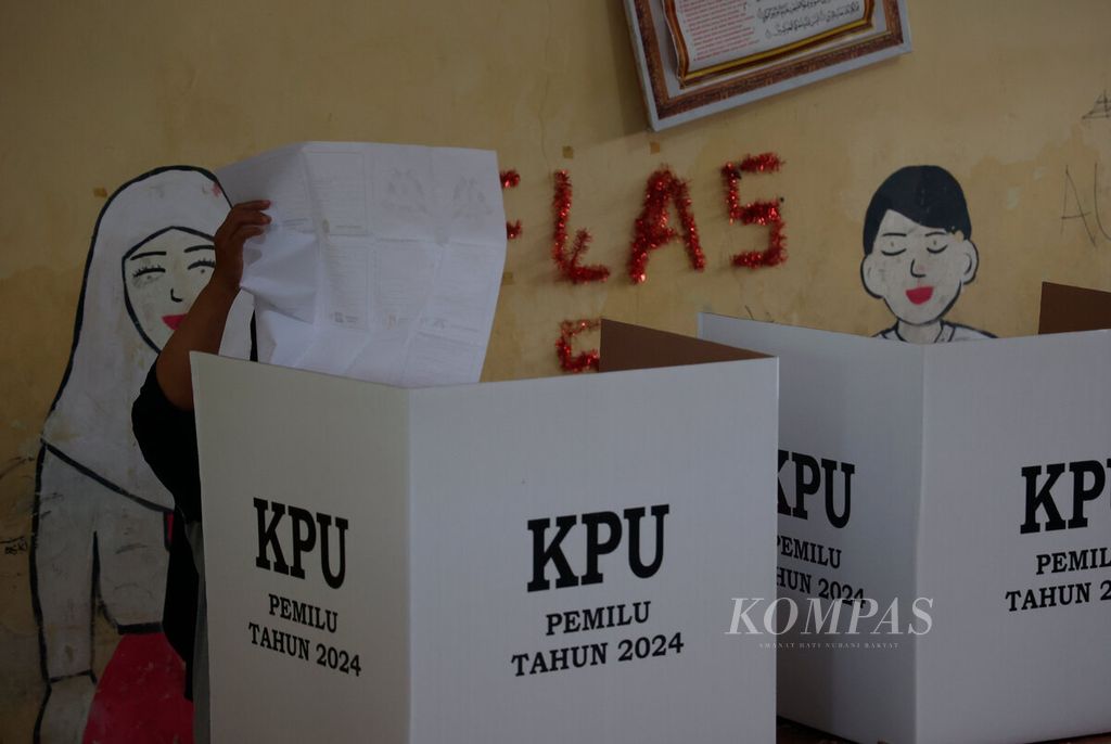 Warga korban banjir saat berada di dalam bilik suara untuk pencoblosan pada Pemilu 2024 yang sempat ditunda di SD Negeri Wonorejo 1, Kecamatan Karanganyar, Kabupaten Demak, Jawa Tengah, Sabtu (24/2/2024). 