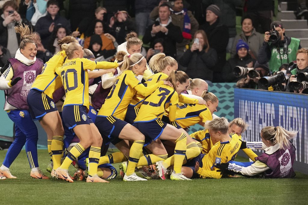 Selebrasi pemain Swedia seusai pertandingan 16 besar Piala Dunia Putri 2023 di Stadion AAMI Park, Melbourne, Australia, Minggu (6/8/2023). Swedia mengalahkan Amerika Serikat, 5-4, melalui drama adu penalti. 