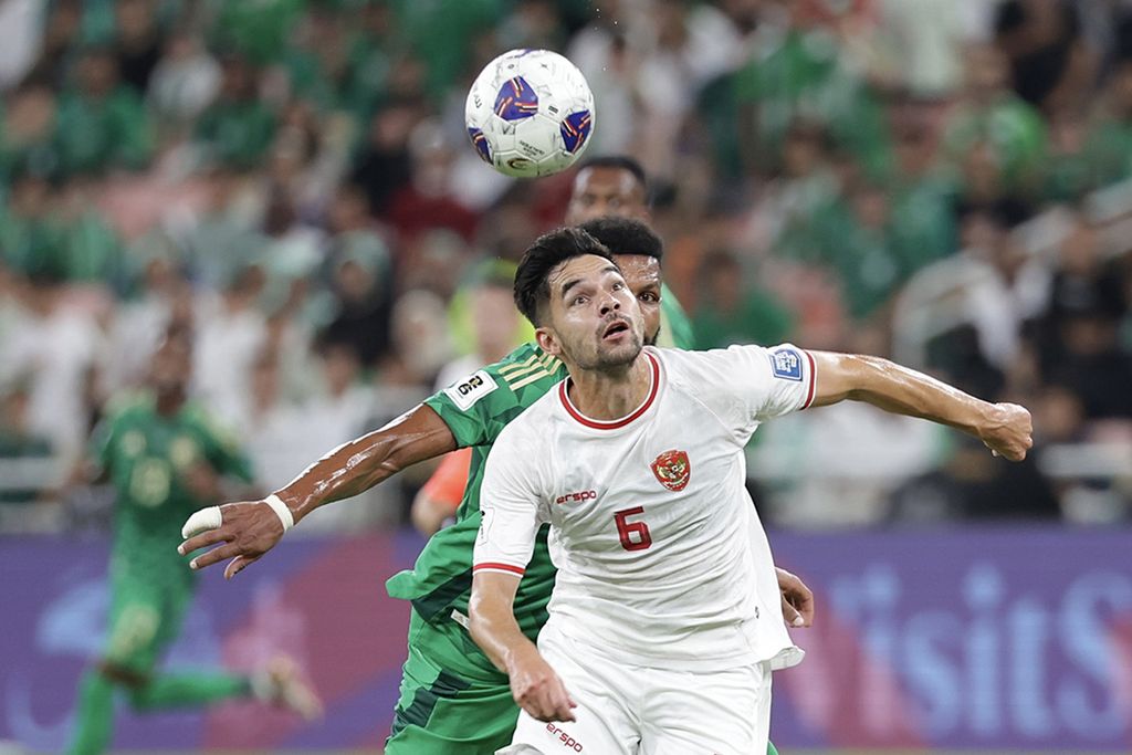 Pemain Indonesia, Sandy Walsh (depan), berebut bola dengan pemain Arab Saudi pada pertandingan babak pertama laga Grup C putaran ketiga jualifikasi Piala Dunia 2026 zona Asia di Stadion King Abdullah Sports City, Jeddah, Jumat (6/9/2024) dini hari WIB. Pertandingan itu berakhir imbang dengan skor 1-1. 