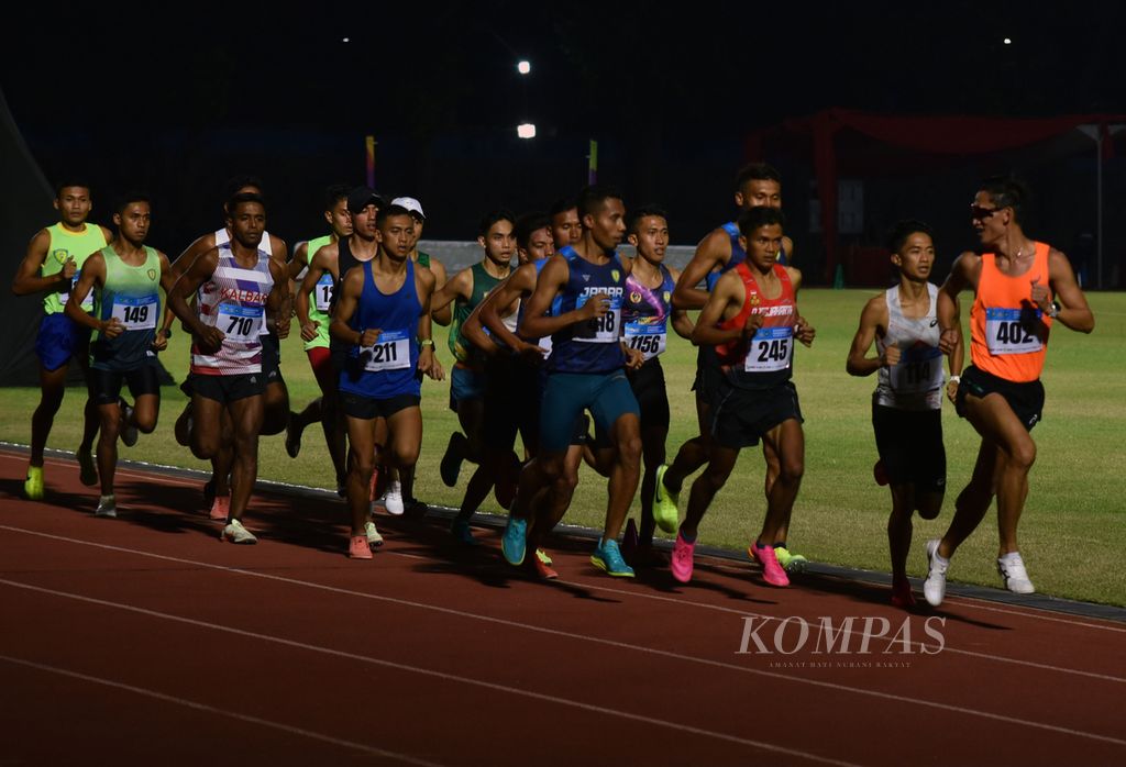 Suasana awal perlombaan lari 5.000 meter senior Kejuaraan Nasional Atletik 2023 di Stadion Sriwedari, Solo, Jawa Tengah, Kamis (22/6/2023). Pelari asal Bangka Belitung, Robi Syianturi, meraih emas dengan waktu 14 menit 28,37 detik. 
