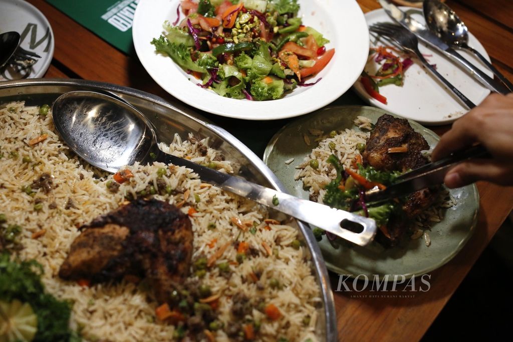 Nasi Ouzi rice dan salad 