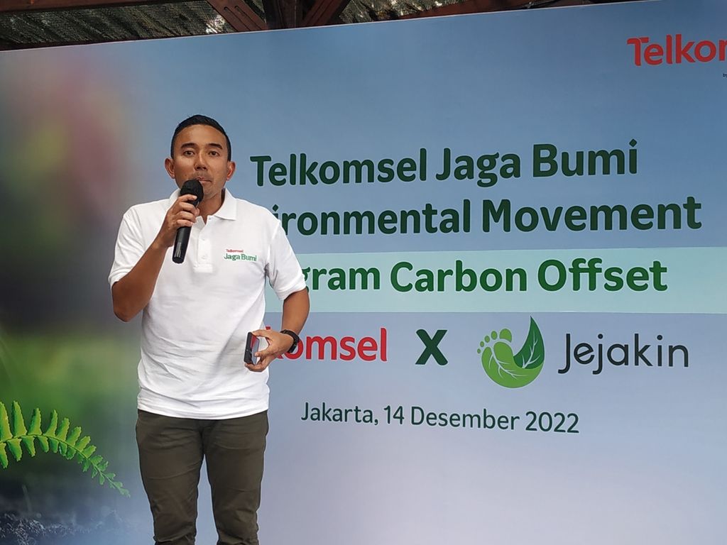 Vice President Corporate Communications Telkomsel Saki Hamsat Bramono di Taman Wisata Alam Mangrove, Angke Kapuk, Jakarta Utara, Rabu (14/12/2022).