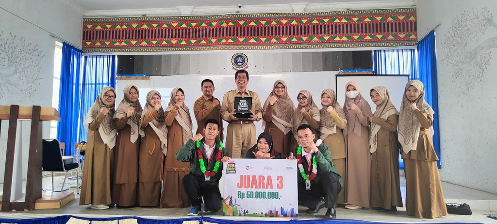 Keluarga besar SMA Negeri Seribu Bukit, Gayo Lues, Aceh bersuka cita atas kemenangan anak didik mereka di lomba inovasi Toyota Eco Youth atau TEY ke 12 yang diumumkan Oktober 2022 lalu di Jakarta. Wakil SMA tersebut menjadi juara ketiga pada lomba itu.