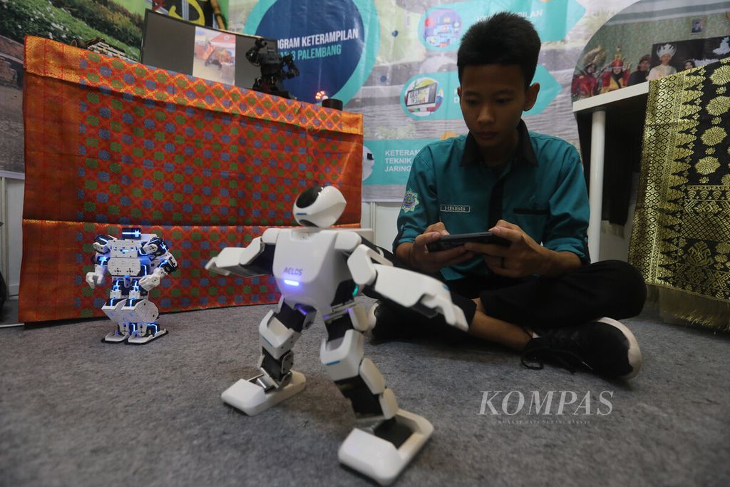 Salah seorang peserta mendemonstrasikan karya ilmiah berupa robot yang dikendalikan dengan aplikasi berkoneksi <i>bluetooth</i> dalam ekspo Kompetisi Sains Madrasah Tingkat Nasional 2022 di Asrama Haji Pondokgede, Jakarta, Rabu (12/10/2022). 