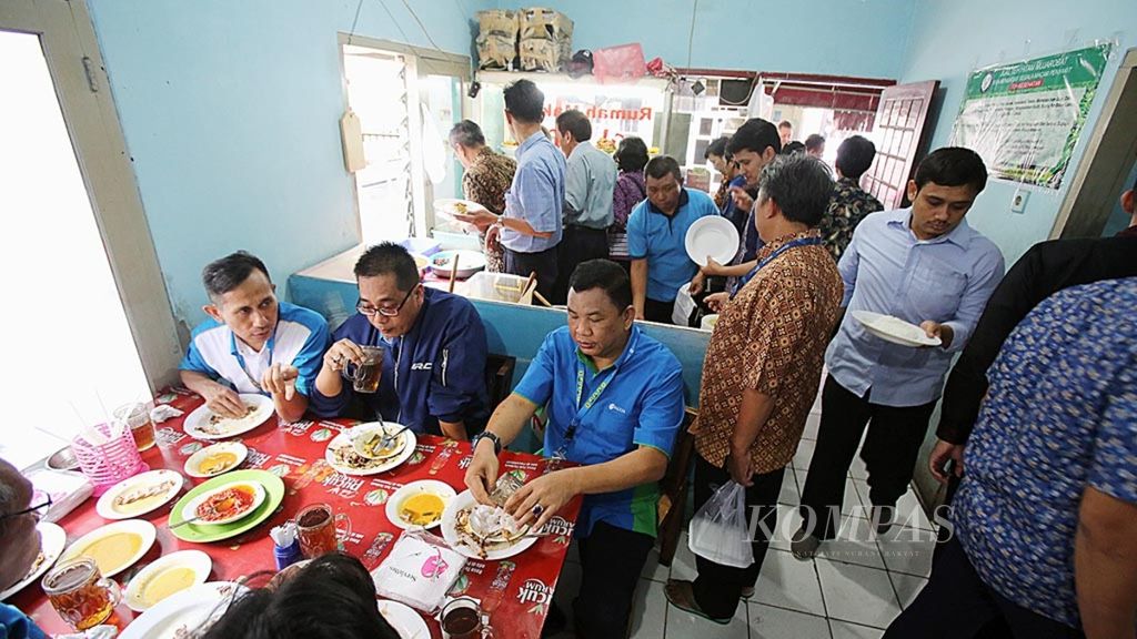 Suasana saat jam makan siang yang padat pengunjung di rumah makan Medan Melayu, Pagi Sore, Jakarta, Selasa (2/7/2019).
