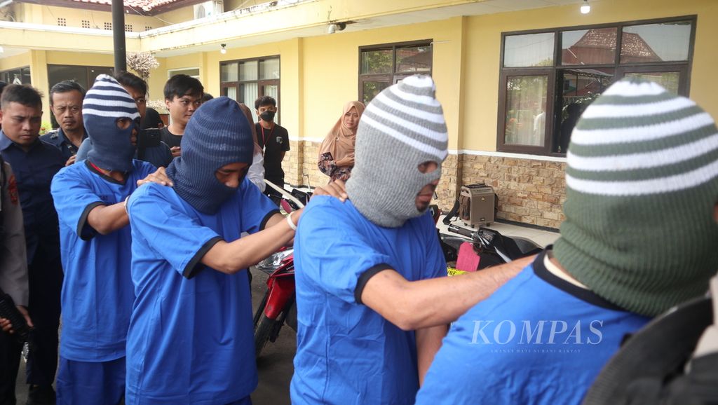 Polisi menggiring tersangka kasus pencurian sepeda motor, Senin (20/2/2023), di  Polres Indramayu, Kabupaten Indramayu, Jawa Barat. Polisi meringkus empat tersangka yang kerap beraksi di jalur pantura.