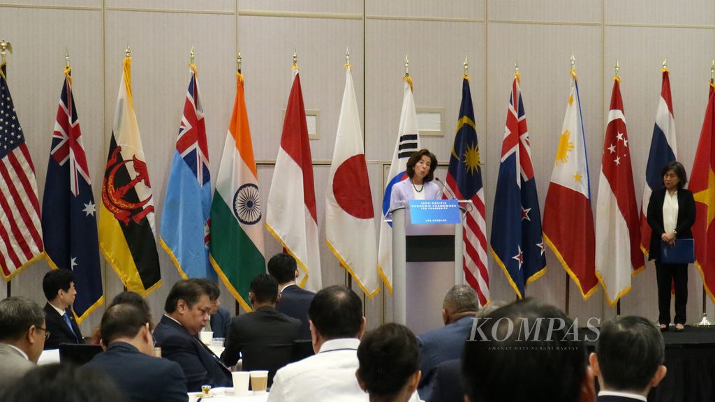 Menteri Perdagangan Amerika Serikat Gina Raimondo didampingi Perwakilan Dagang Amerika Serikat Kathirine Tai tengah menyampaikan sambutan dalam acara Indo-Pacific Economic Framework for Prosperity di Hotel JW Marriot, Los Angeles, Amerika Serikat, Kamis (8/9/2022)