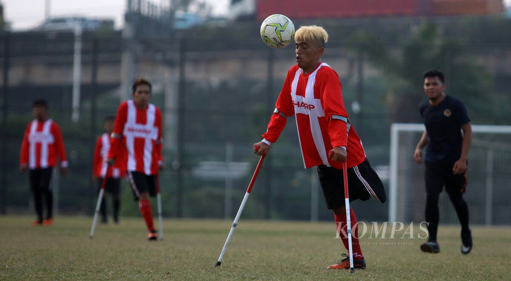Anggota timnas Perkumpulan Sepak Bola Amputasi Indonesia (PSAI) berlatih tanding dengan tim Garuda Keadilan FC di lapangan latih kompleks Stadion Internasional Jakarta Rabu (30/3/2022). K