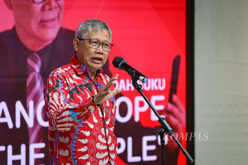 Duta Besar Indonesia untuk Vatikan Michael Trias Kuncahyono menyampaikan sambutan dalam acara bedah bukunya yang berjudul <i>Francis, Pope for the People</i> di Bentara Budaya Art Gallery, Menara Kompas, Jakarta, Kamis (29/8/2024). 