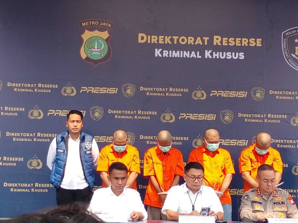 Polisi menampilkan para pelaku yang terlibat penipuan penjualan tiket konser musik Coldplay di Polda Metro Jaya,  Senin (5/6/2023). Kejahatan para pelaku diduga berjejaring.