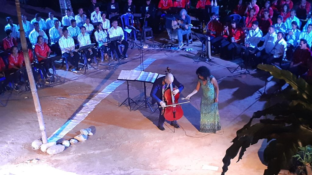 Susana pertunjukan kolaborasi musik dan teater di Kampung Tuni, Kota Ambon, Maluku, Minggu (10/11/2019).