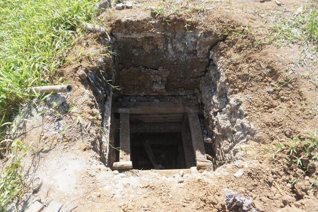 Bekas lubang tambang dibiarkan menganga di sekitar lokasi penambangan emas ilegal di Desa Pancurendang, Kecamatan Ajibarang, Kabupaten Banyumas, Jawa Tengah, Jumat (28/7/2023).
