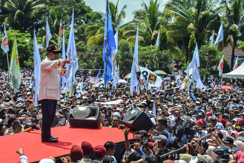 Calon presiden Prabowo Subianto melakukan orasi politik dalam kampanye terbuka di Lapangan Lokasana, Kabupaten Ciamis, Jawa Barat, Sabtu (6/4/2019). 