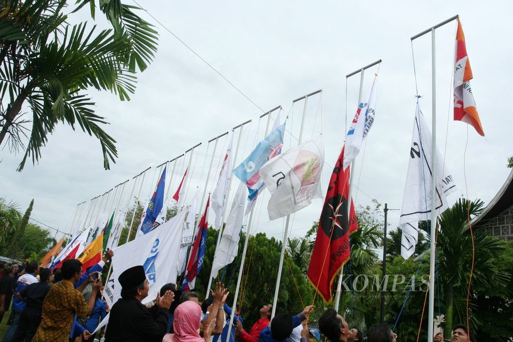 Bendera 38 partai politik (parpol) peserta Pemilu 2009 dikibarkan di halaman Kantor Komisi Pemilihan Umum (KPU) Sumatera Barat, Selasa (21/10/2009) di Padang. Saat ini sudah 37 parpol yang mengajukan nama calon anggota legislatif (caleg) untuk Pemilu 2009. Sekitar 750 caleg akan diverifikasi oleh KPU Sumatera Barat sebelum ditetapkan dalam daftar caleg tetap.