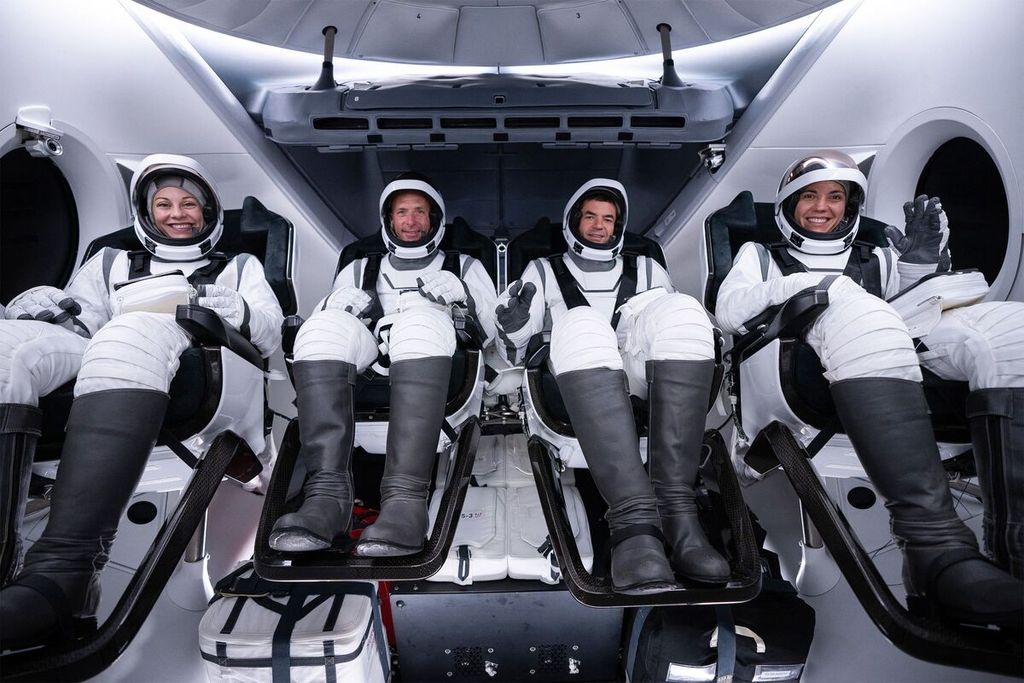 Foto yang tidak bertanggal milik SpaceX menunjukkan astronot Polaris Dawn, yakni Anna Menon (kiri), Scott ”Kidd” Poteet (kedua dari kiri), Jared Isaacman (kedua dari kanan), dan Sarah Gillis (kanan), duduk di dalam Polaris Dawn Crew Dragon Resilience menjelang peluncuran yang kini ditunda di Cape Canaveral, Florida, AS.