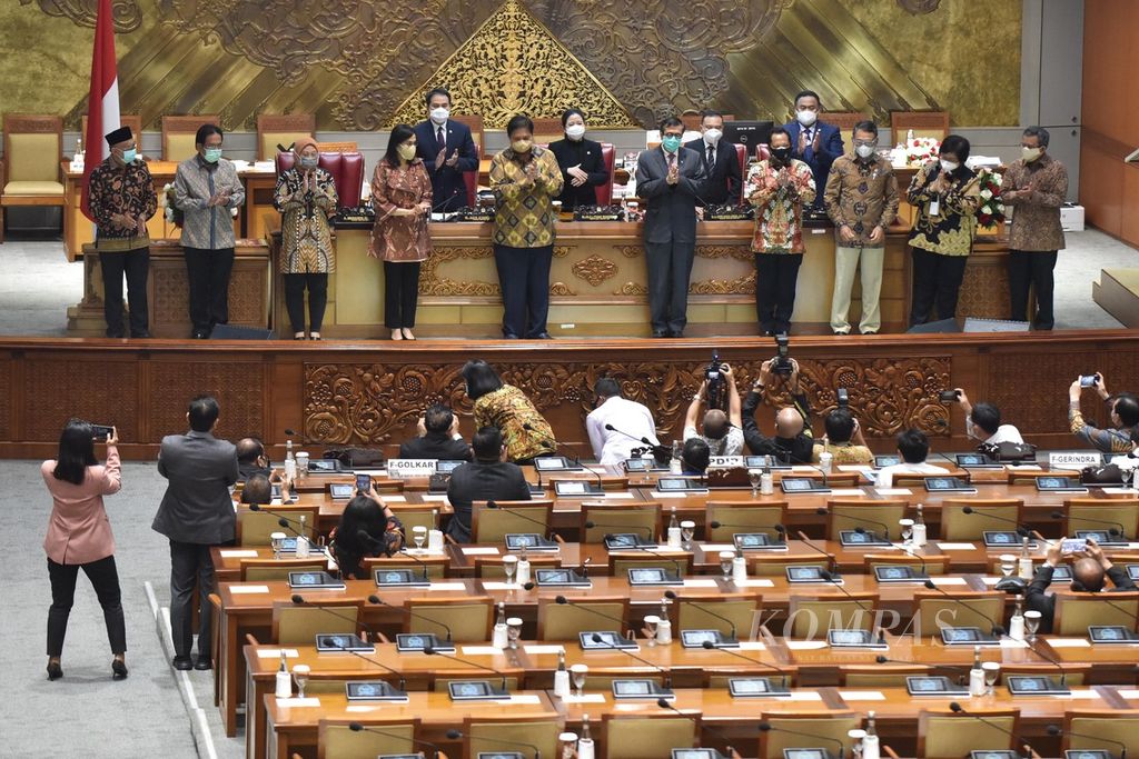 Para menteri Kabinet Indonesia Maju bersiap berfoto bersama pimpinan DPR  pada akhir Rapat Paripurna DPR masa persidangan I tahun sidang 2019-2020 di Kompleks Parlemen, Senayan, Jakarta, Senin (5/10/2020). Rapat paripurna hari itu secara resmi menyetujui Omnibus Law RUU Cipta Kerja disahkan menjadi Undang-Undang. 