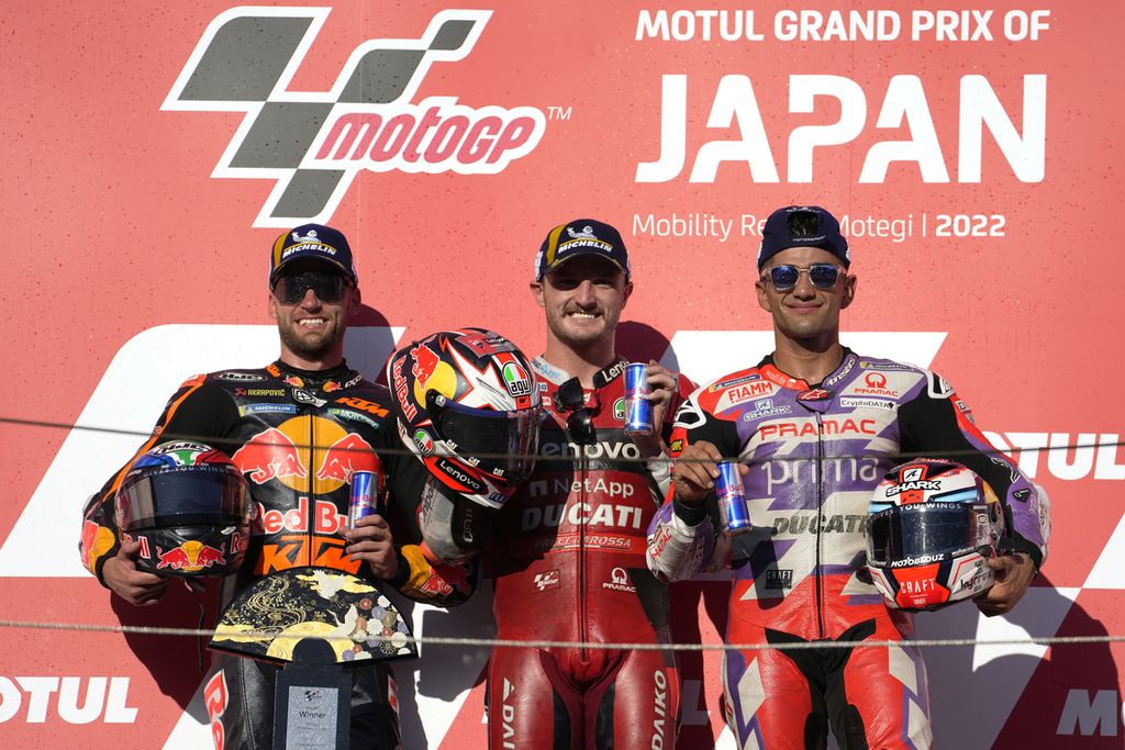 Dari kiri ke kanan, pemenang kedua Brand Binder (KTM), pemenang pertama Jack Miller (Ducati Lenovo), dan pemenang kedua Jorge Martin (Pramac Ducati) berfoto di podium usai Grand Prix MotoGP Jepang di Sirkuit Twin RIng, Motegi, Jepang, Minggu (25/9/2022).