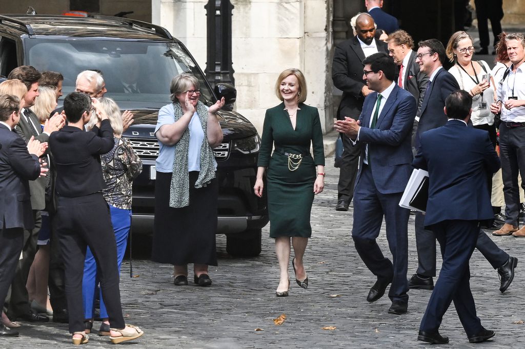 Foto pada 20 Juli 2022 menunjukkan para pendukung bertepuk tangan saat Menteri Luar Negeri Inggris Liz Truss meninggalkan Gedung Parlemen di London. Truss muncul sebagai kandidat unggulan menggantikan Boris Johnson sebagai PM baru Inggris. 