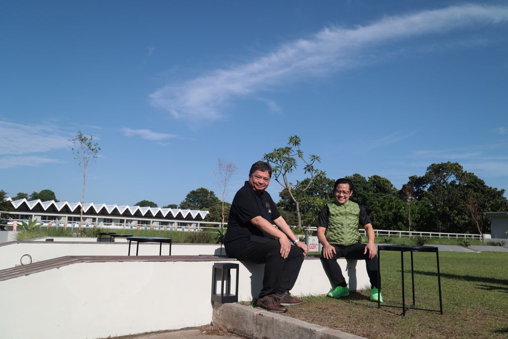 Ketua Umum Partai Golkar Airlangga Hartarto (kiri) bertemu dengan Ketua Umum Partai Kebangkitan Bangsa (PKB) Muhaimin Iskandar di kawasan Gelora Bung Karno, Jakarta, Jumat (10/2/2023). Pertemuan sambil joging dan sarapan bersama itu membahas rencana kemungkinan koalisi kedua partai menjelang Pemilu 2024. Saat ini, Partai Golkar telah menjalin koalisi bersama PAN dan PPP dalam Koalisi Indonesia Bersatu, sementara PKB berkoalisi dengan Partai Gerindra.