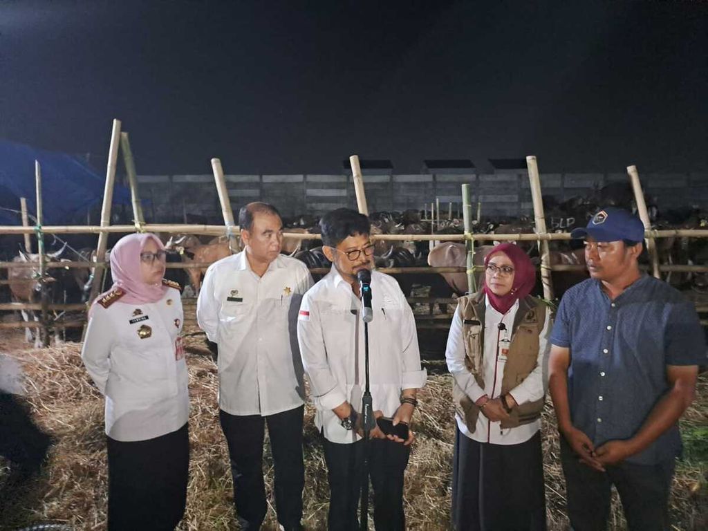 Menteri Pertanian Syahrul Yasin Limpo menjelaskan tentang ketersediaan hewan kurban usai meninjau salah satu peternakan di Kabupaten Gowa, Sulawesi Selatan, Rabu (21/6/2023) malam.