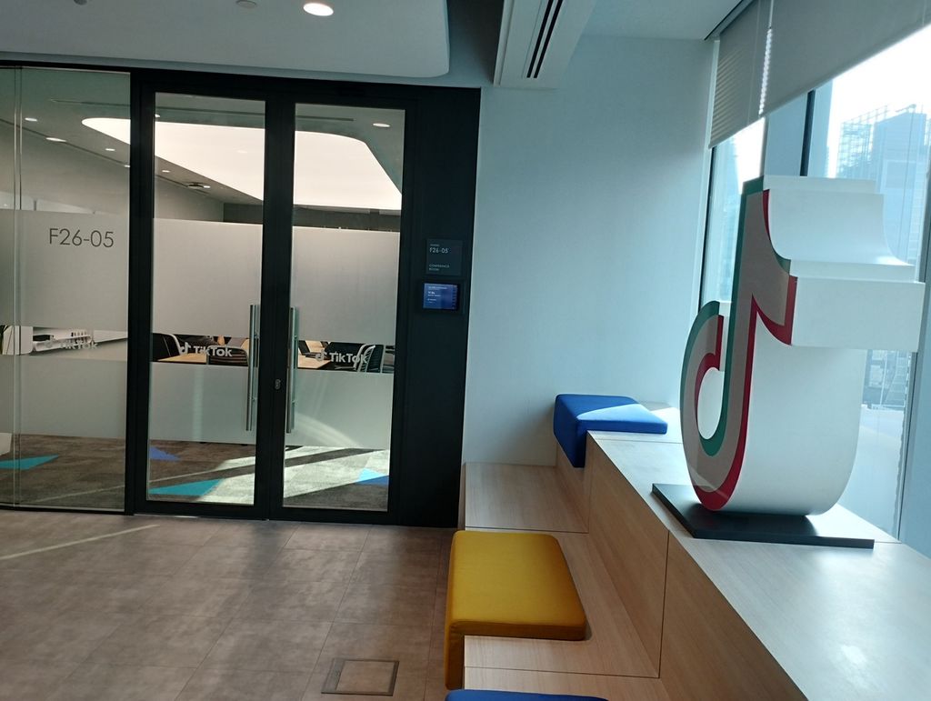 Salah satu pojok di kantor Tiktok di Singapura. Terdapat ruangan tertutup untuk rapat. Ada juga ruangan terbuka dengan logo Tiktok, Kamis (2/11/2023).