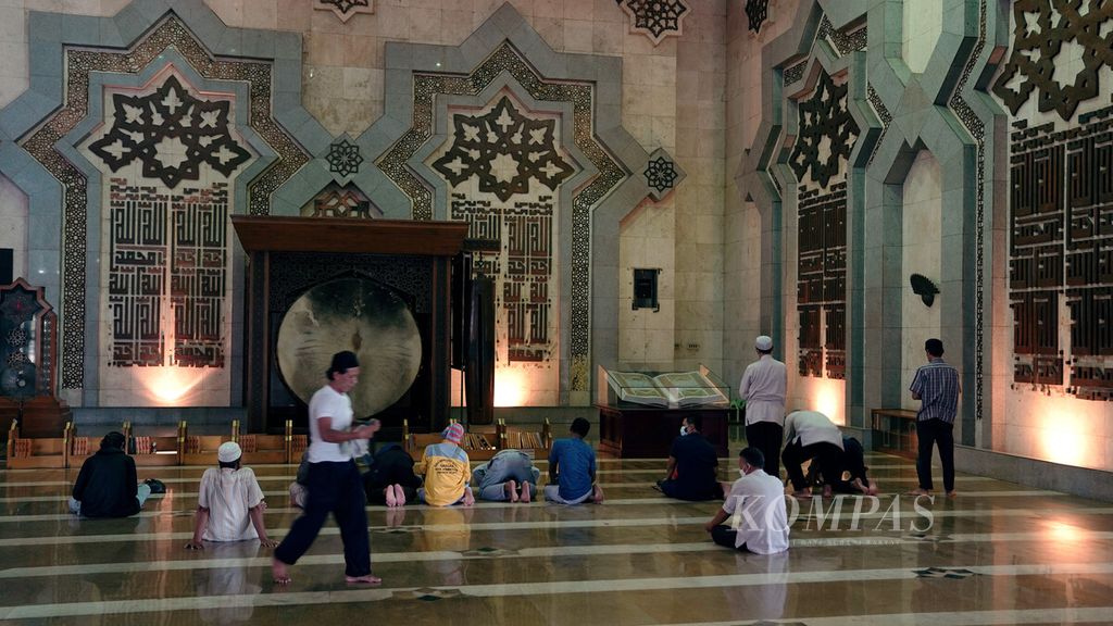 Umat Islam menjalankan shalat Sunah di Masjid Jakarta Islamic Centre (JIC), Koja, Jakarta Utara, Selasa (12/4/2022). 