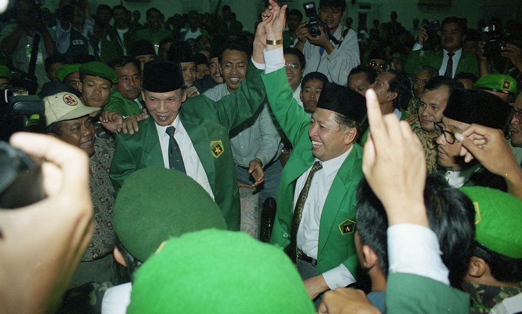 Hamzah Haz terpilih menjadi Ketua Umum PPP untuk memimpin kepengurusan DPP PPP periode 1998-2003 dalam Muktamar IV PPP di Asrama Haji Pondok Gede Jakarta (02/12/1998).