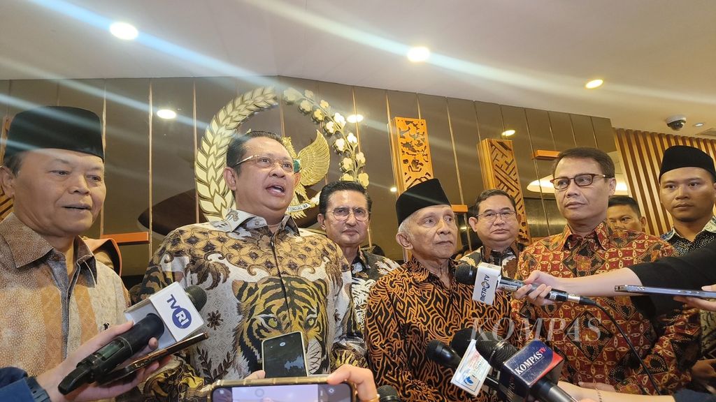 Ketua MPR Bambang Soesatyo beserta jajaran Wakil Ketua MPR lainnya, seperti Ahmad Basarah, Fadel Muhammad, Hidayat Nur Wahid, dan Amir Uskara, bertemu dengan Ketua MPR 1999-2004 Amien Rais di ruang rapat pimpinan MPR, Kompleks Parlemen, Jakarta, Rabu (5/6/2024)