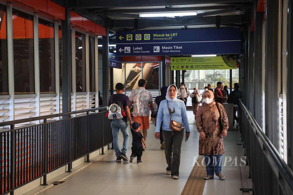 Lalu lalang warga di jembatan penyeberangan multiguna (JPM) Dukuh Atas, Jakarta, Selasa (29/8/2023). Setelah LRT Jabodebek resmi beroperasi pada Senin (28/8/2023), warga mulai memanfaatkan JPM Dukuh Atas untuk berpindah moda transportasi. 