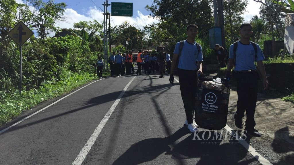 Para sukarelawan Malu Dong Community mengumpulkan sampah yang dipungut dari area sekitar Pura Agung Besakih, Karangasem, Kamis (27/4/2023). Kegiatan <i>mareresik</i> (bersih-bersih) menjadi bentuk edukasi dan aksi nyata menumbuhkan kepedulian dan kesadaran menjaga kebersihan.