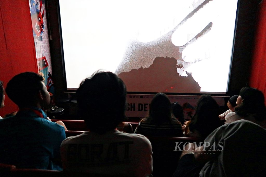 Penonton menyaksikan deretan film pendek yang diputar dalam Minikino Film Week 8 (MFW8) di di MASH Denpasar, Denpasar, Bali, Rabu (7/9/2022). Minikino Film Week 8 (MFW8) yang digelar Yayasan Kino Media berlangsung selama 2-10 September 2022. Perhelatan festival film pendek internasional pada tahun ini menerima 925 film pendek dari 85 negara. Sebanyak 169 film lolos seleksi nominasi penghargaan. 