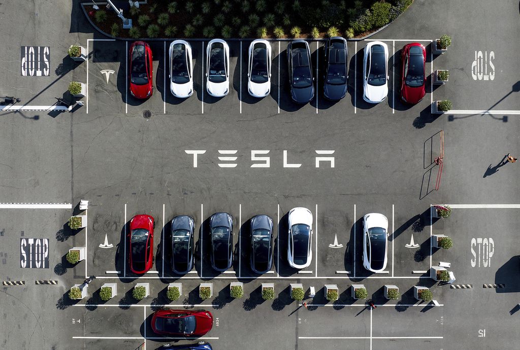 Sejumlah kendaraan listrik Tesla terparkir di tempat parkir perusahaan di Fremont, California, Amerika Serikat, Senin (18/9/2023). 