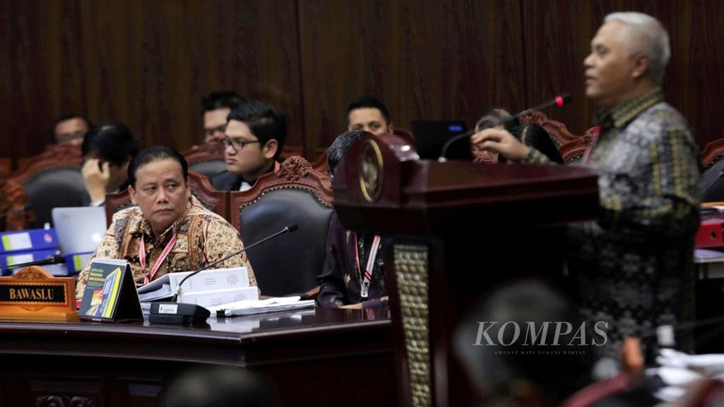 Ketua Bawaslu Abhan menyimak keterangan dari Marsudi Wahyu Kisworo, saksi ahli yang dihadirkan Komisi Pemilihan Umum, dalam sidang sengketa perselisihan hasil pemilu Pilpres 2019 di Mahkamah Konstitusi, Jakarta, pada 20 Juni 2019. 