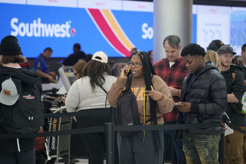 Penumpang memadati gerai lapor Southwest Airlines di Bandara Denver, Amerika Serikat, Desember 2022. Pada Selasa (19/12/2023), Departemen Perhubungan AS mengumumkan denda dan kewajiban ganti rugi 140 juta dollar AS pada maskapai itu.