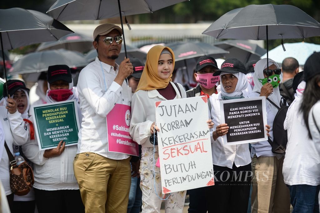 Demonstran yang tergabung dalam Gerakan Masyarakat Sipil (GEMAS) menuntut pengesahan RUU Penghapusan Kekerasan Seksual (PKS) di depan Gedung DPR, Jakarta, Selasa (17/9). Mereka meminta DPR segera membentuk Tim Perumus RUU PKS dengan melibatkan masyarakat selama proses pembahasan RUU PKS.