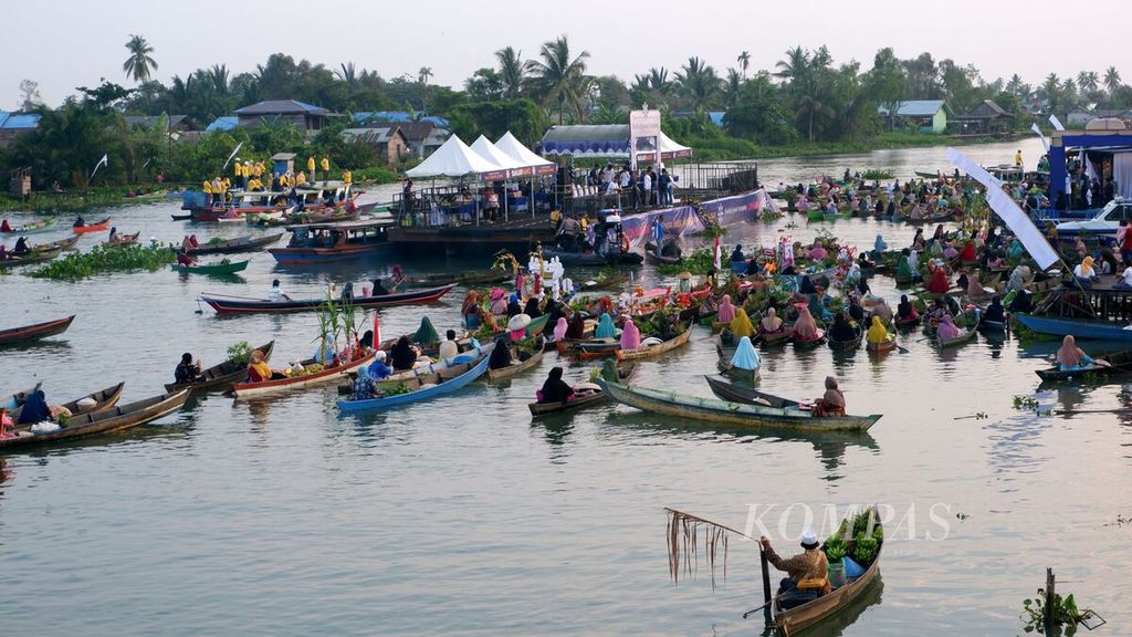 Para pedagang pasar terapung mulai berkumpul untuk mengikuti Festival Pasar Terapung Lok Baintan Tahun 2023 di Areal Dermaga Pasar Terapung Lok Baintan, Kecamatan Sungai Tabuk, Kabupaten Banjar, Kalimantan Selatan, Minggu (19/11/2023). 